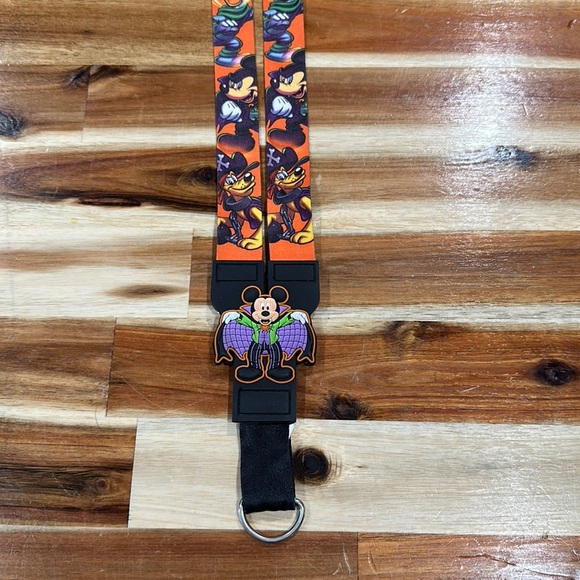 🎃Disney parks Halloween Vampire Mickey Mouse Pin Lanyard Reversible - Picture 2 of 2